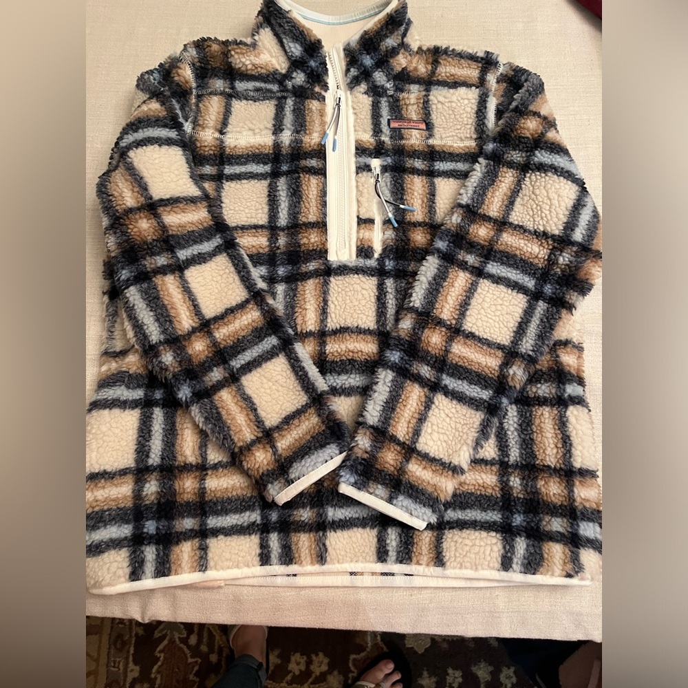 Ladie’s Vineyard Vines Fleece pullover sizes Small, Medium and Large.